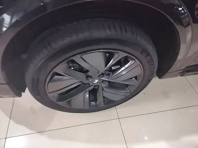 Li Auto L9 — Фото автомобиля 22