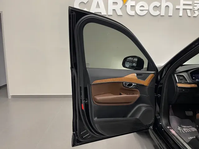 Volvo XC90 — Фото автомобиля 12