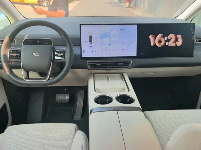 Li Auto MEGA — Фото автомобиля 12