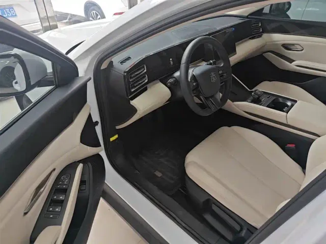 BYD Qin L — Фото автомобиля 15