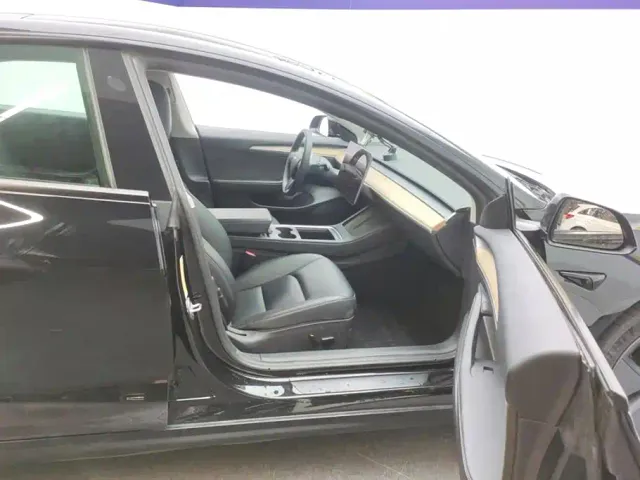 Tesla Model 3 — Фото автомобиля 8