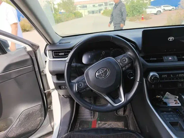 Toyota RAV4 — Фото автомобиля 6