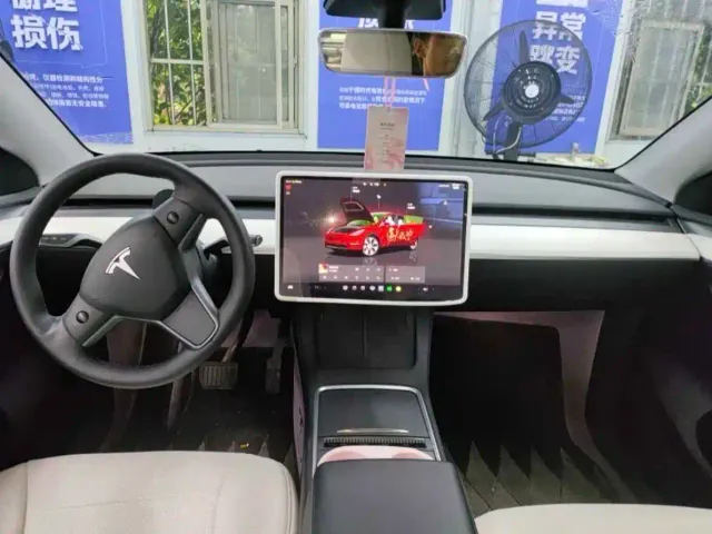Tesla Model Y — Фото автомобиля 4