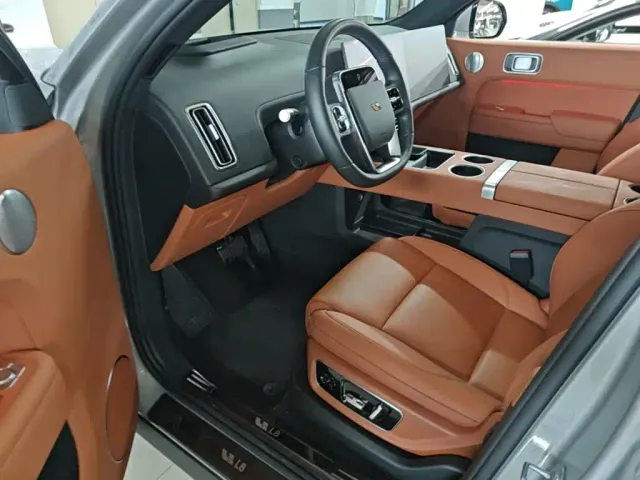 Li Auto L8 — Фото автомобиля 14