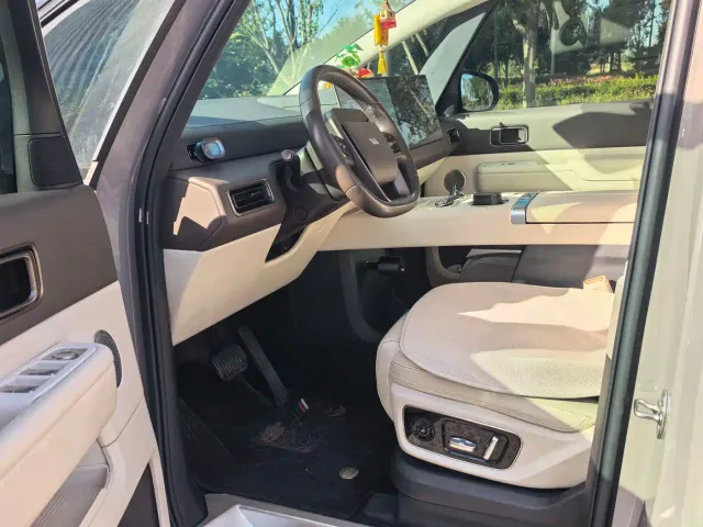 Li Auto MEGA — Фото автомобиля 9