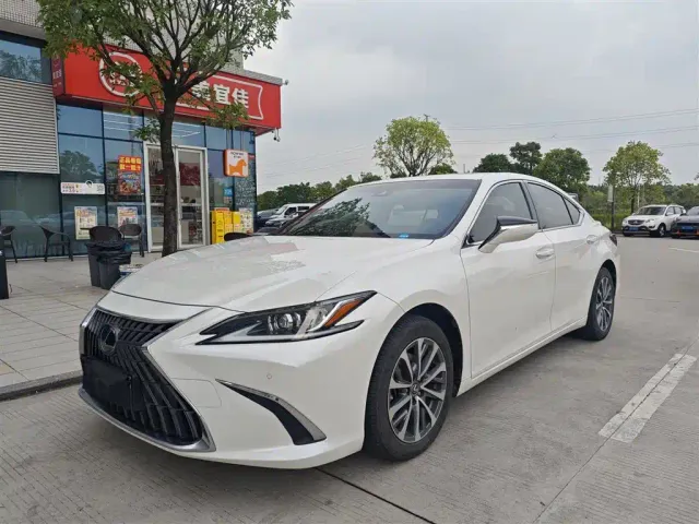 Фотография автомобиля — Lexus ES