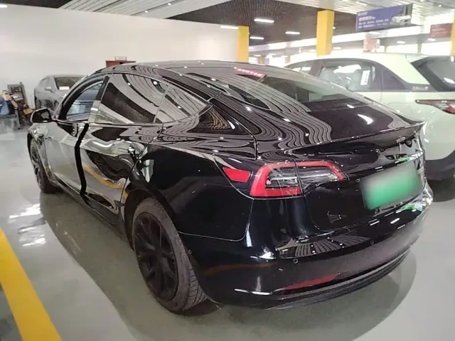 Tesla Model 3 — Фото автомобиля 4