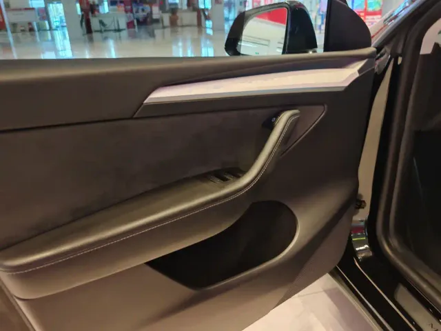 Tesla Model Y — Фото автомобиля 8