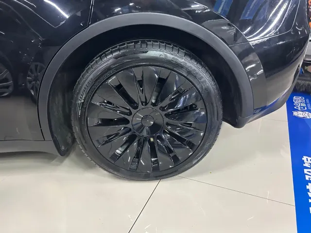 Tesla Model Y — Фото автомобиля 21