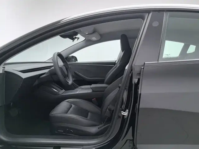 Tesla Model 3 — Фото автомобиля 10