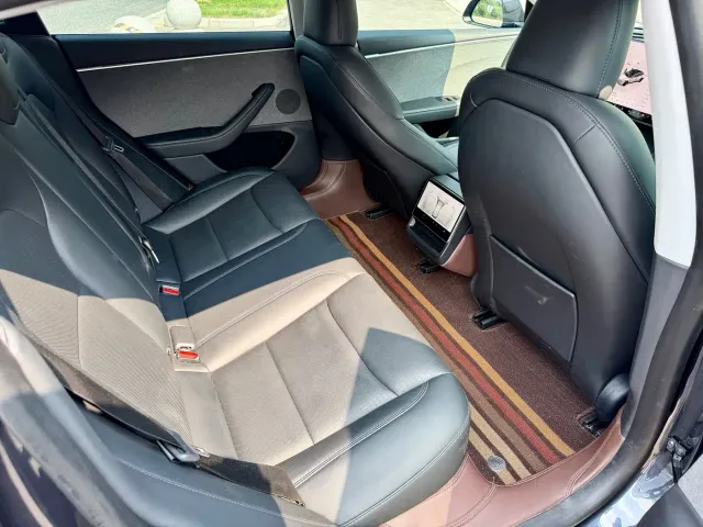 Tesla Model 3 — Фото автомобиля 12