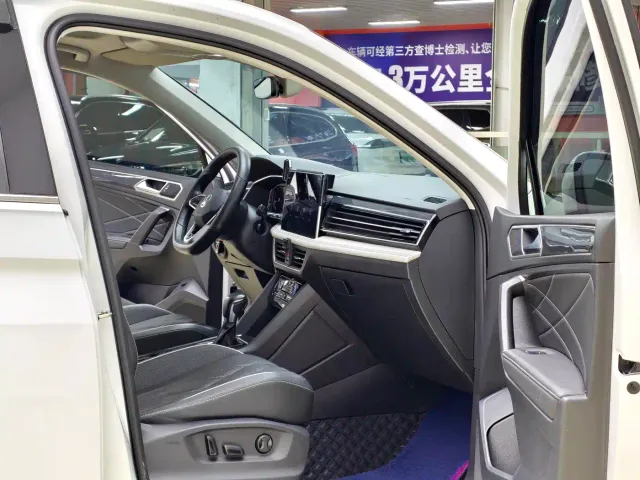 Volkswagen Tiguan L — Фото автомобиля 9
