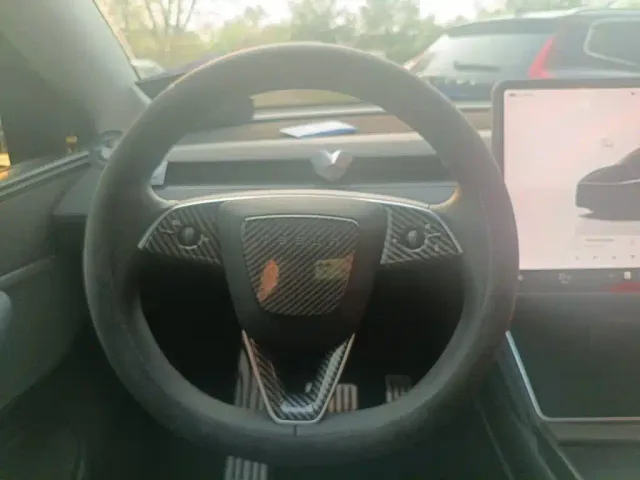 Tesla Model Y — Фото автомобиля 11