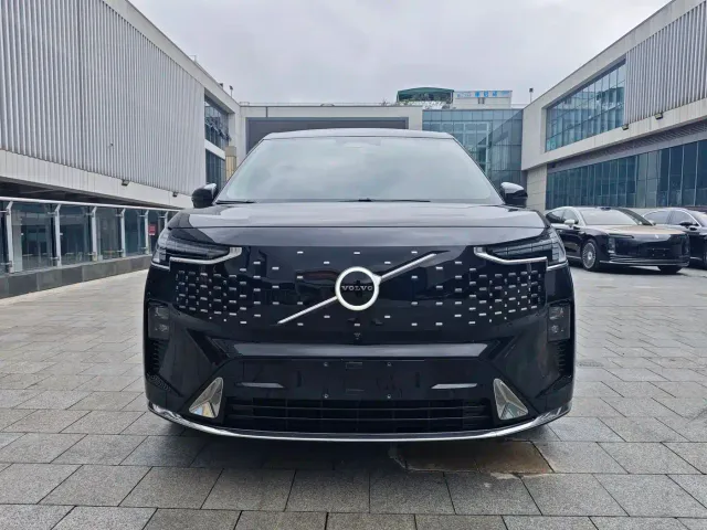 Volvo EM90 — Фото автомобиля 2