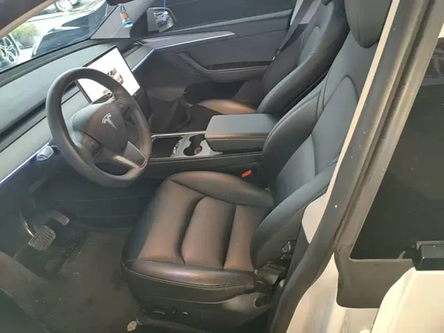 Tesla Model Y — Фото автомобиля 14