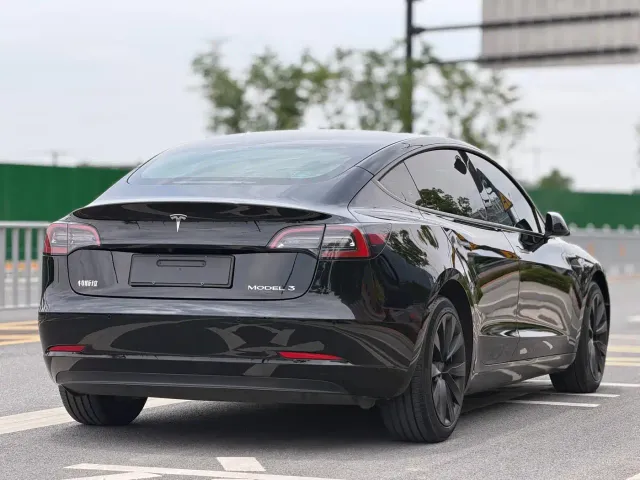 Tesla Model 3 — Фото автомобиля 9