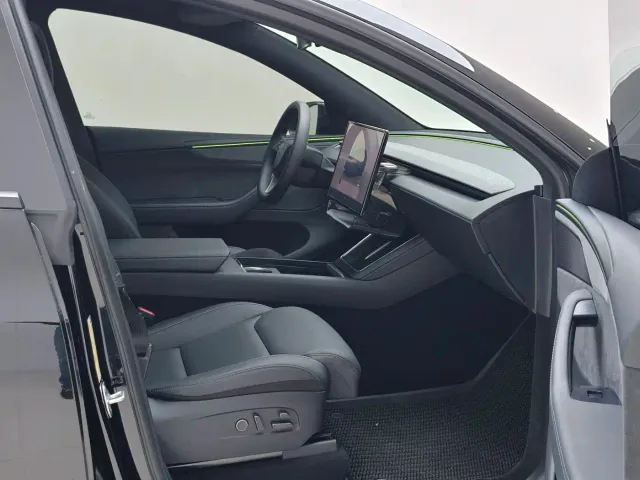 Tesla Model Y L — Фото автомобиля 12