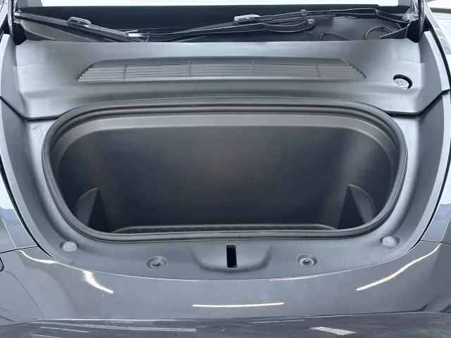 Tesla Model Y — Фото автомобиля 10