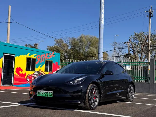 Фотография автомобиля — Tesla Model 3