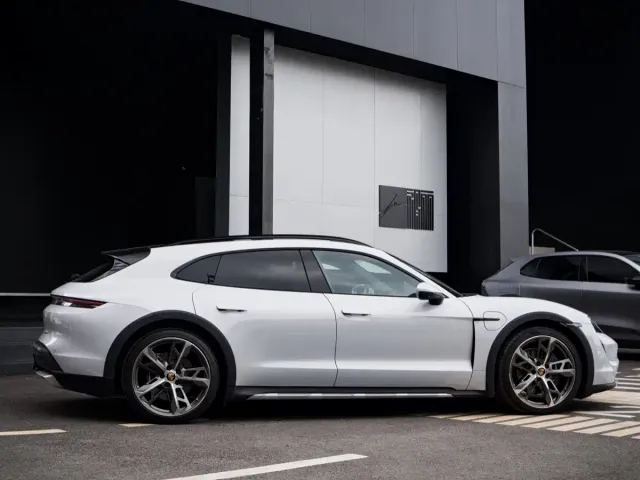 Porsche Taycan — Фото автомобиля 5