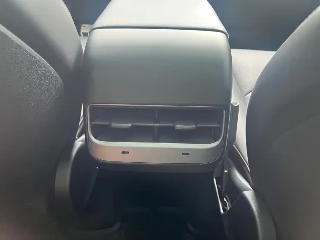 Tesla Model Y — Фото автомобиля 18