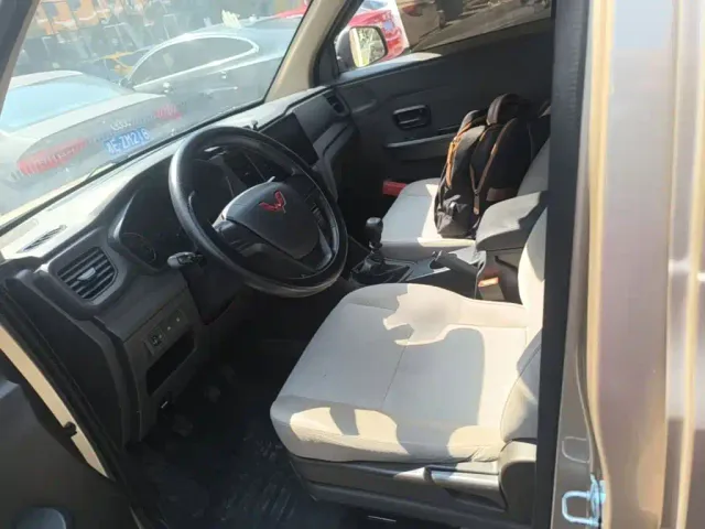 Wuling Hongguang V — Фото автомобиля 14