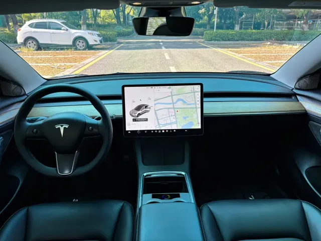 Tesla Model 3 — Фото автомобиля 8