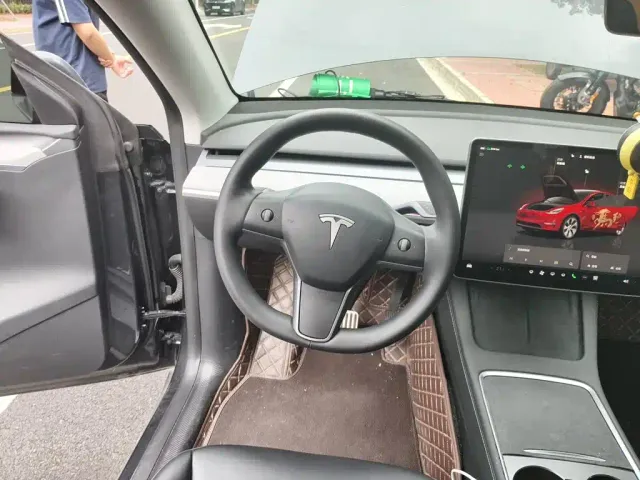Tesla Model Y — Фото автомобиля 6