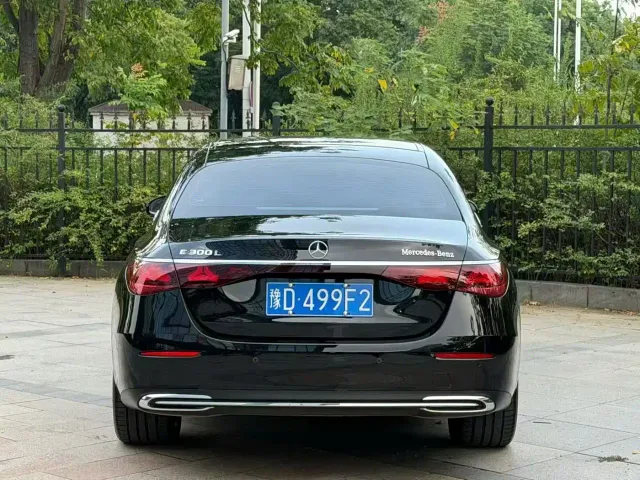 Mercedes-Benz E-Class — Фото автомобиля 3