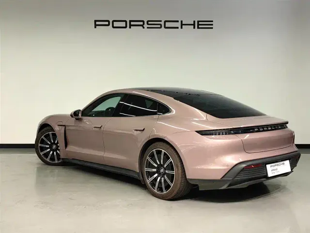 Porsche Taycan — Фото автомобиля 15