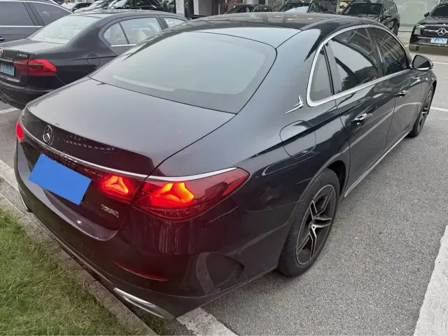Mercedes-Benz E-Class — Фото автомобиля 2