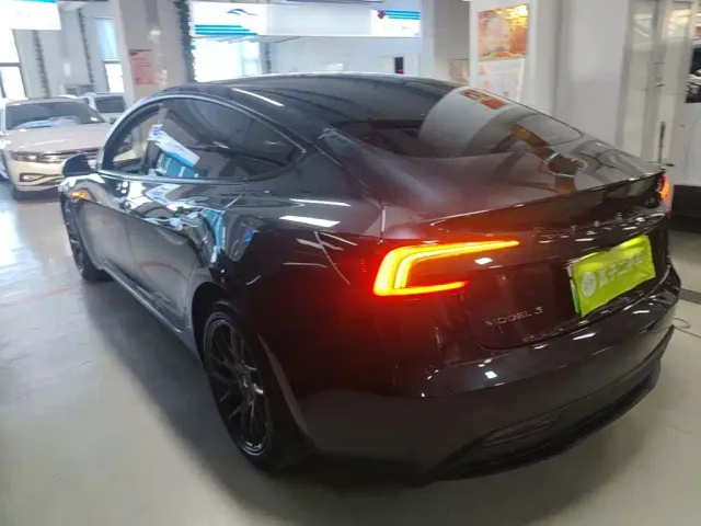 Tesla Model 3 — Фото автомобиля 4