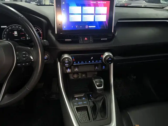 Toyota RAV4 — Фото автомобиля 12