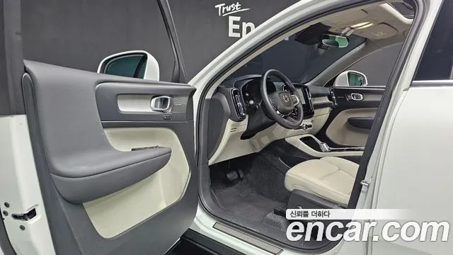 Volvo XC40 — Фото автомобиля 10