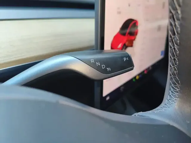 Tesla Model Y — Фото автомобиля 13