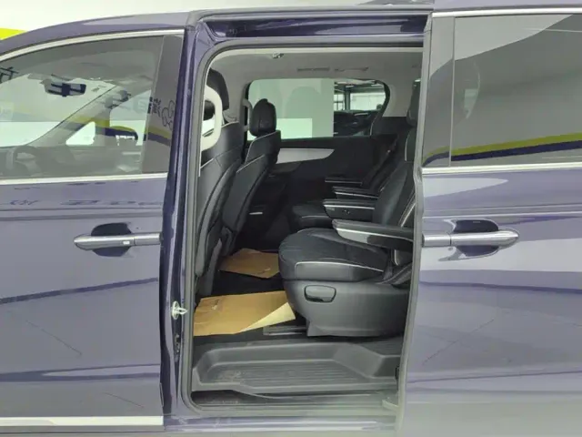 Roewe iMAX8 — Фото автомобиля 11