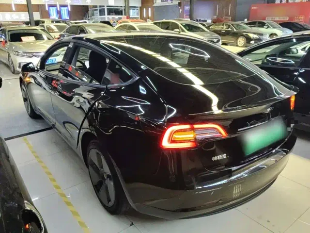 Tesla Model 3 — Фото автомобиля 4