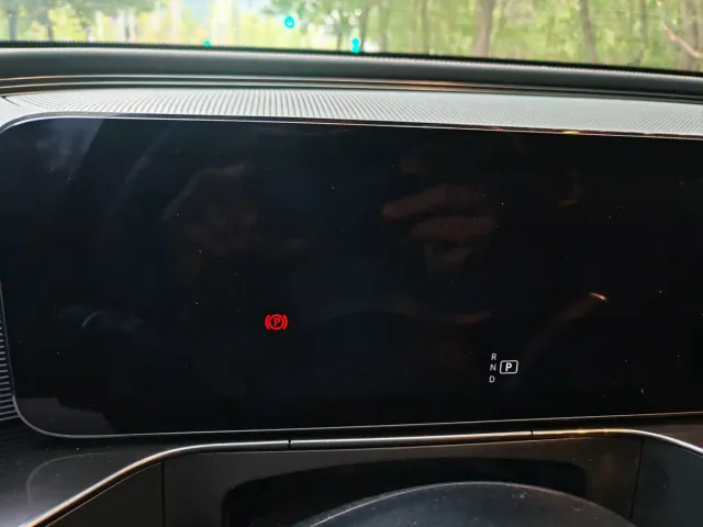 Mercedes-Benz EQC — Фото автомобиля 14