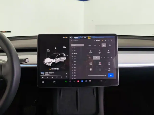 Tesla Model Y — Фото автомобиля 13