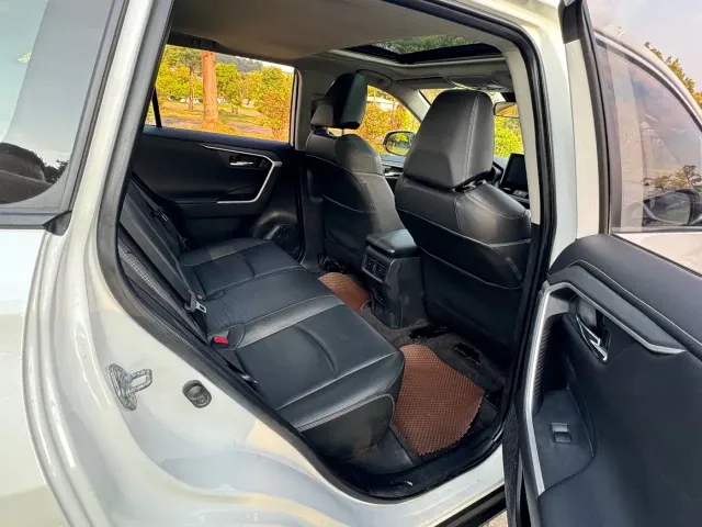 Toyota RAV4 — Фото автомобиля 14