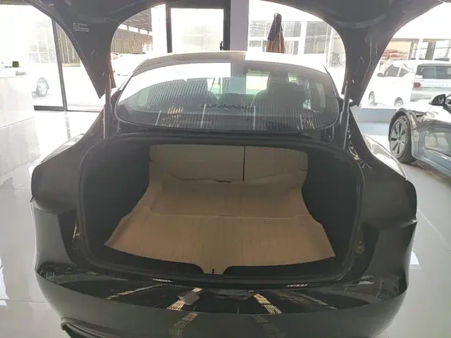 Tesla Model 3 — Фото автомобиля 18