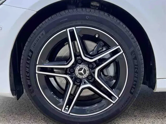 Mercedes-Benz E-Class — Фото автомобиля 5