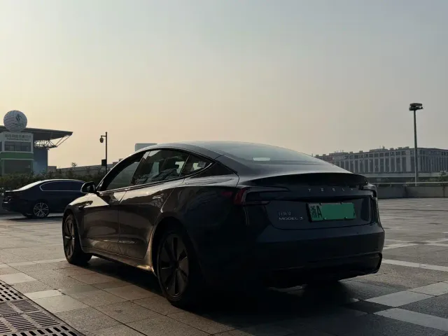 Tesla Model 3 — Фото автомобиля 4