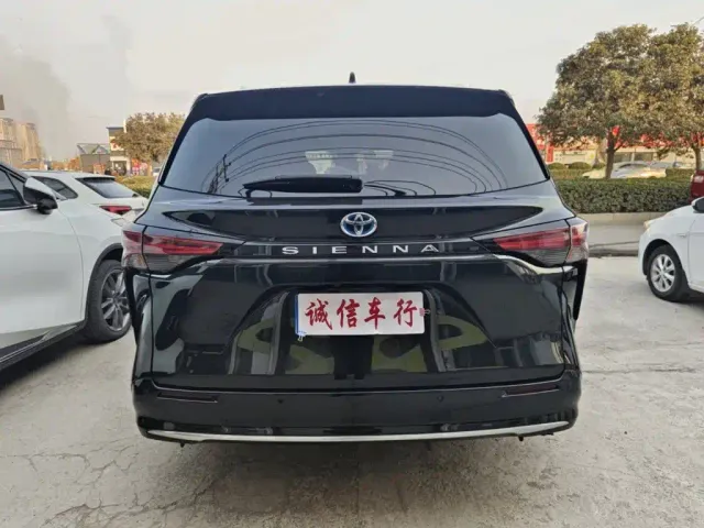 Toyota Sienna — Фото автомобиля 4
