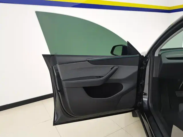 Tesla Model Y — Фото автомобиля 7