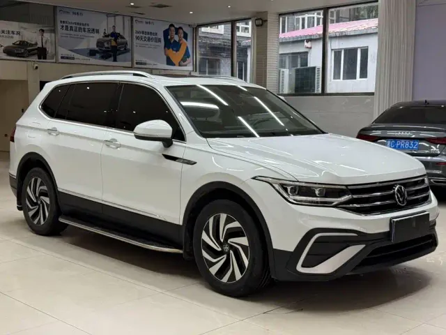 Volkswagen Tiguan L — Фото автомобиля 3