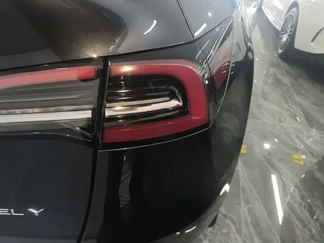Tesla Model Y — Фото автомобиля 7