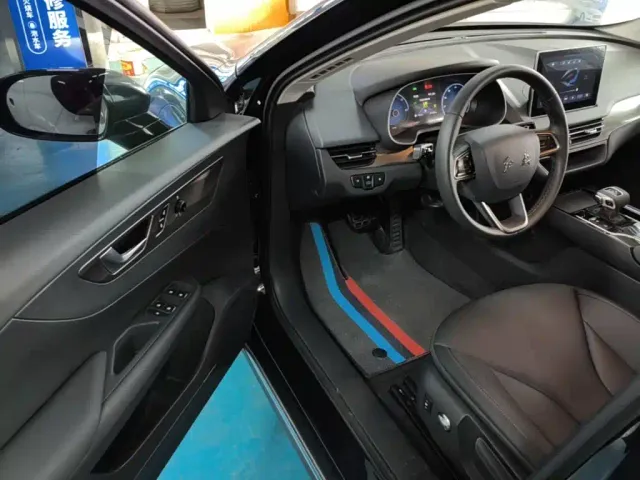 Hongqi E-QM5 — Фото автомобиля 15