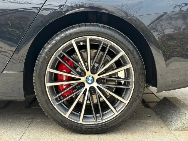 BMW 5 Series — Фото автомобиля 6