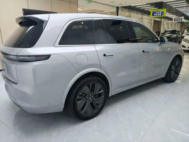 Li Auto L8 — Фото автомобиля 4